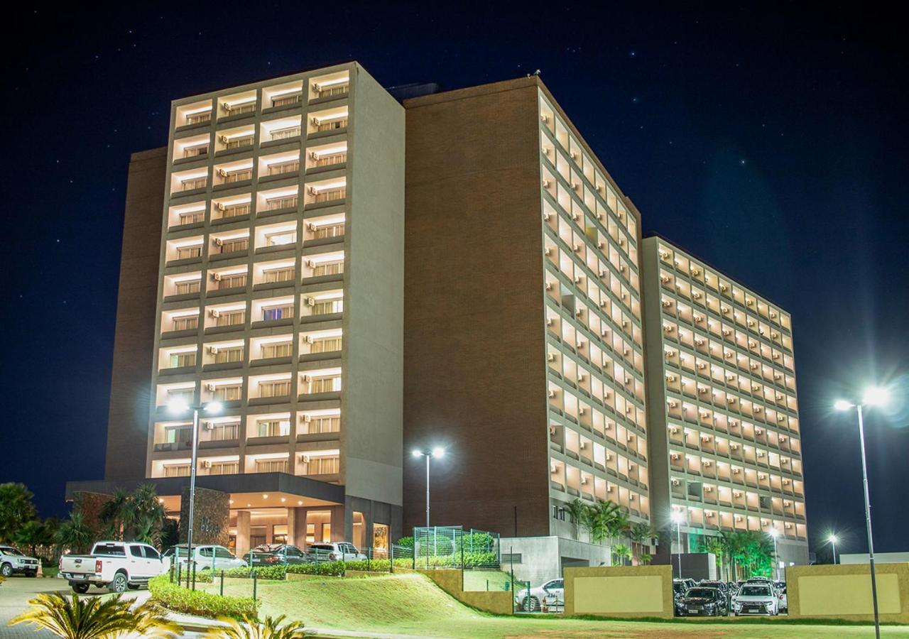 Hot Beach Resort โอลิมเปีย ภายนอก รูปภาพ The hotel at night